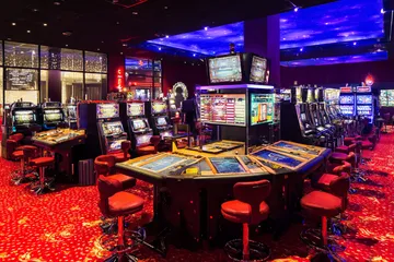 BET3999 Live Casino — Join thrilling real-dealer tables A professional dealer in a tuxedo greeting players at the roulette table, symbolizing the authentic live casino feel at BET3999.